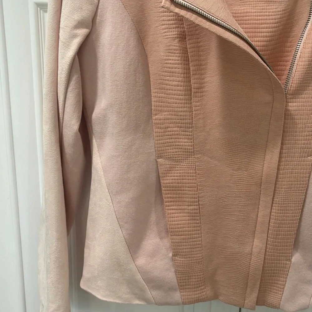H by Halston Women's Size 6 pink
Long Sleeve Zip Up lined Blazer with flaw - Picture 4 of 15